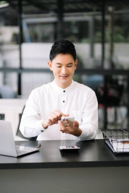 Ofis masası, vergi, rapor, muhasebe, istatistik ve analitik araştırma konseptinde matematik finansmanı yapmak için tablet ve dizüstü bilgisayar kullanan işadamı