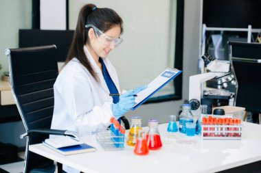 Bilim adamı, deney tüpü ve mikroskop son teknoloji araştırmaları. Bilim ve teknoloji projeleri için mükemmel..