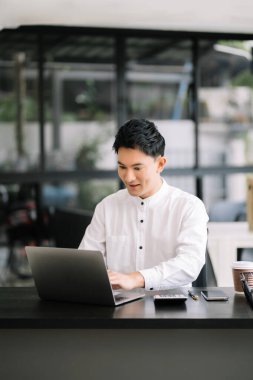 Ofis masası, vergi, rapor, muhasebe, istatistik ve analitik araştırma konseptinde matematik finansmanı yapmak için tablet ve dizüstü bilgisayar kullanan işadamı