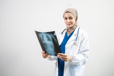 Müslüman bir Arap. Stüdyoda izole edilmiş beyaz geçmişi olan kadın doktor.
