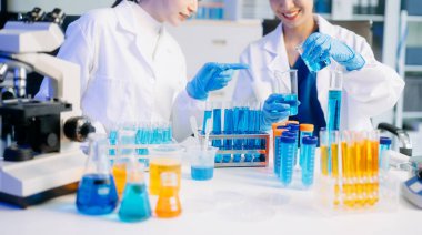 Bir tıp laboratuarında araştırma yapan genç Asyalı bilim kadınlarının orta kesimi 