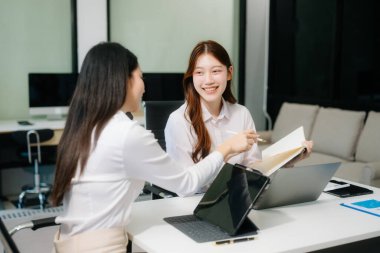 Genç Asyalı iş adamları yaratıcı iş adamları ofiste iş arkadaşları, takım çalışması konsepti 