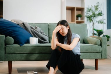 Asyalı kadın Buhran 'da oturur. Koyu saçlı, dalgın bakışlı. Pencere ve anksiyete dolu. Hastalık, sağlık ve iyileşme kavramı.