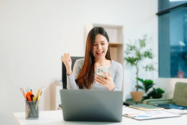 Başarılı Asyalı İş Kadını Tablet ve Bilgisayarda Finans Analizi Modern Ofis Masa Vergisi, Raporu, Muhasebe, İstatistikler ve Analitik Araştırma Uzmanlığı