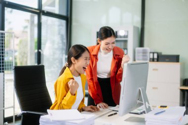 Genç Asyalı iş adamları yaratıcı iş adamları ofiste iş arkadaşları, takım çalışması konsepti 