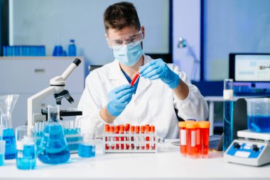 Tıp laboratuarında araştırma yapan genç bir bilim adamı.