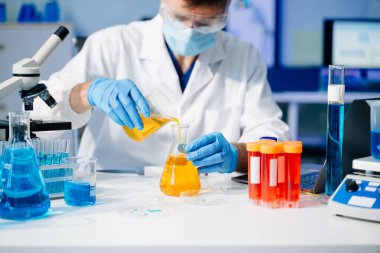 Tıp laboratuarında araştırma yapan genç bir bilim adamı.