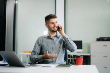 İş adamı yöneticisi dizüstü bilgisayara bakıyor internetten webinar eğitimi alıyor ya da ofiste pazar araştırması yapan sanal toplantı videosu konferansı yapıyor..