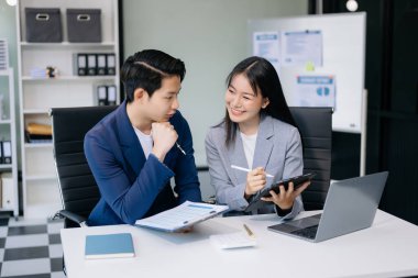 Modern ofiste birlikte çalışan başarılı iş adamları.. 