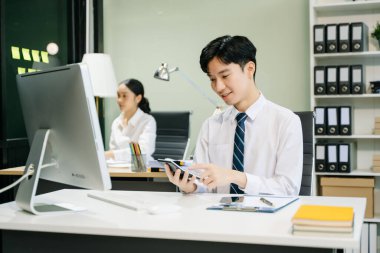 Ofiste çalışan Asyalı genç iş adamları, şirket ve iş konsepti