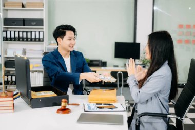 Adalet ve hukuk kavramı. Avukatlık bürosundaki zarfta rüşvet parası var..