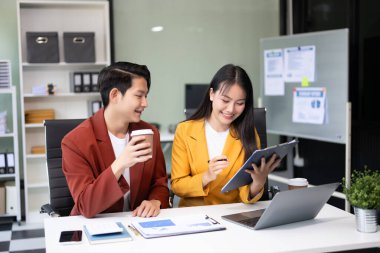 Modern ofiste birlikte çalışan iş adamlarının portresi..