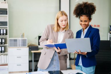 Sıkı çalışanlar, konferans odasında yeni bir başlangıç projesini kazandılar.