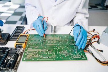 Laboratuvardaki ana kartı tamir eden teknisyen. bilgisayar donanımı kavramı