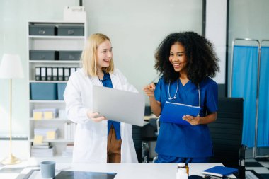  Doktorlar ve hemşireler dizüstü bilgisayarlar, panolar, sergilenen takım çalışması, modern sağlık hizmetleri kullanıyorlar. Çeşitli Sağlık Hizmetleri Uzmanları Ekibi 