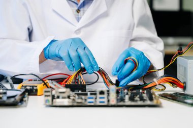 Teknisyen laboratuardaki ana kartı fotokopi aletiyle onarıyor. bilgisayar donanımı, cep telefonu, elektronik, onarım, yükseltme kavramı 