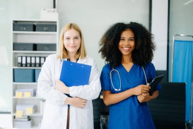  Doktorlar ve hemşireler dizüstü bilgisayarlar, panolar, sergilenen takım çalışması, modern sağlık hizmetleri kullanıyorlar. Çeşitli Sağlık Hizmetleri Uzmanları Ekibi 