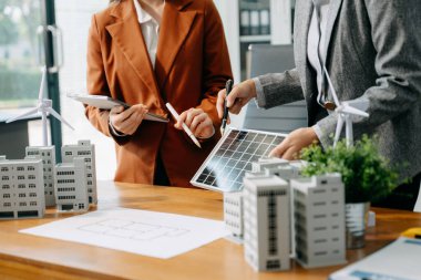 Çalışma teknolojisi ve iş dünyası Net sıfır ve karbon nötr konsept için el bilgisayarı kullanmayı planlayan iş adamları. NET ZERO simgeleri ve sembolleri eko dünyasını kurtarır. yeşil enerji