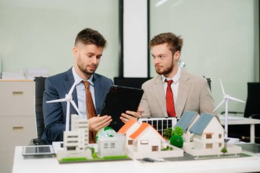 Uzmanlar, yeşil tasarım ve yeniliği vurgulayarak ev modelleri, rüzgar türbinleri ve güneş panelleri ile yenilenebilir enerji çözümleri üzerinde işbirliği yapmaktadırlar. 