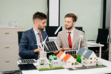 Uzmanlar, yeşil tasarım ve yeniliği vurgulayarak ev modelleri, rüzgar türbinleri ve güneş panelleri ile yenilenebilir enerji çözümleri üzerinde işbirliği yapmaktadırlar. 