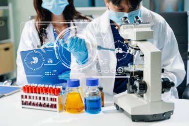 Modern Laboratuvarda Kimya Araştırması Yapan Bilim Adamları