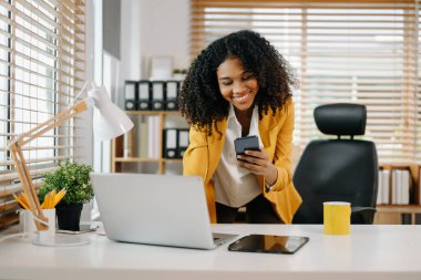 İş kadınları yaptıkları işten memnun ve mutlular. 