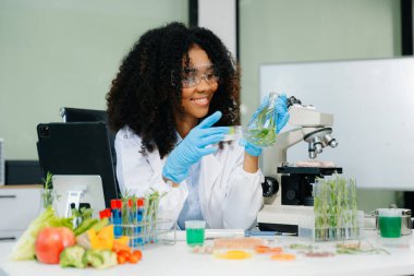 Yiyecek örneklerini modern ekipmanlarla test ederek gıda güvenliği ve kalite kontrolü sağlıyorlar. Beslenme, bilim ve laboratuvar temaları için mükemmel.