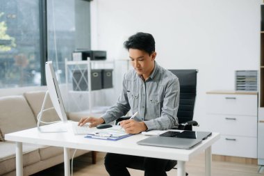 Modern ofiste çalışan genç yakışıklı adam.