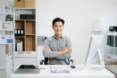 Modern ofiste çalışan gülümseyen yakışıklı adam.