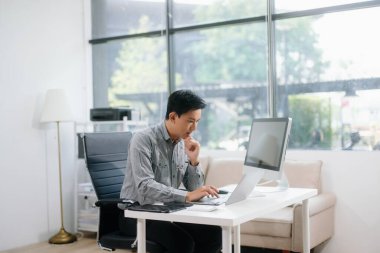 Modern ofiste çalışan genç yakışıklı adam.