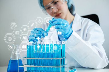 Coronavirus COVID-19 aşısını laboratuvarda tutan ve bilimsel örnekleri analiz eden sağlık uzmanı.