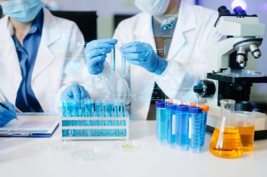 Coronavirus COVID-19 aşısını laboratuvar çalışmasında tutan ve Coronavirus antikor bilimsel örneğini analiz eden sağlık uzmanı.