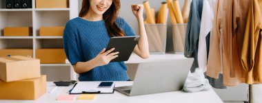Küçük işletme girişimcisi KOBİ 'de çalışan serbest çalışan kadın ofis, BOX, tablet ve laptop çevrimiçi, pazarlama, paketleme, dağıtım, e-ticaret konsepti