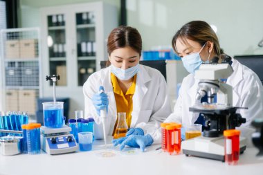 Tıp laboratuarında araştırma yapan genç bilim adamları