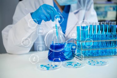 Coronavirus COVID-19 aşısını laboratuvar çalışmalarında tutan ve Coronavirüs antikorunun bilimsel örneklerini analiz eden sağlık uzmanı.