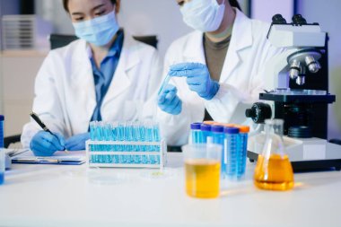 Tıp laboratuarında araştırma yapan genç bilim adamları