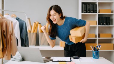 Küçük işletme girişimcisi KOBİ 'de çalışan serbest çalışan kadın ofis, BOX, tablet ve laptop çevrimiçi, pazarlama, paketleme, dağıtım, e-ticaret konsepti