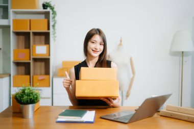 Küçük işletme girişimcisi KOBİ 'de çalışan serbest çalışan kadın