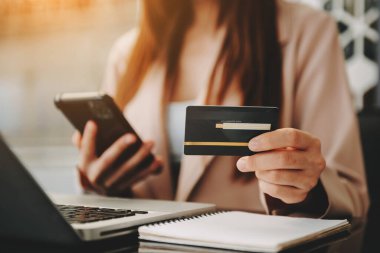 Akıllı telefon kullanan iş kadını, tablet ödemeleri ve kredi kartını online alışveriş, omni kanal, dijital tablet 