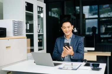 Serbest çalışan bir adam bilgisayar tableti ve dizüstü bilgisayarı üzerinde çalışıyor. Muhasebe analizi yapıyor. Emlak yatırım verileri.