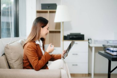 Ofiste matematik finansmanı, vergi, rapor, muhasebe, istatistik ve analitik araştırma konsepti için tablet ve dizüstü bilgisayar kullanan iş kadını