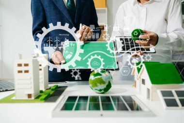 Çalışma teknolojisi ve iş dünyası Net sıfır ve karbon nötr konsept için el bilgisayarı kullanmayı planlayan iş adamları. NET ZERO simgeleri ve sembolleri eko dünyasını kurtarır. yeşil enerji