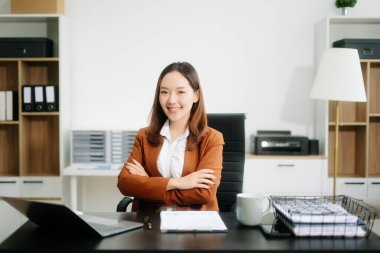 Ofiste matematik finansmanı, vergi, rapor, muhasebe, istatistik ve analitik araştırma konsepti için tablet ve dizüstü bilgisayar kullanan iş kadını