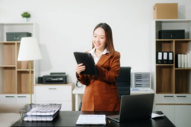 Ofiste matematik finansmanı, vergi, rapor, muhasebe, istatistik ve analitik araştırma konsepti için tablet ve dizüstü bilgisayar kullanan iş kadını