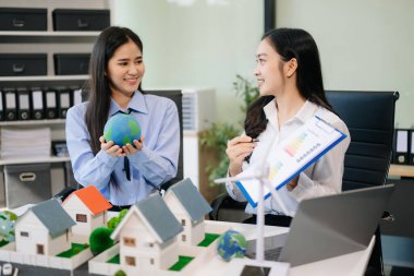 Yeşil teknoloji üzerinde çalışan iş adamları. Ağ sıfır ve karbon nötr konsept. NET Sıfır simgeleri ve sembolleri eko dünyasını kurtarır