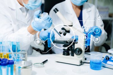 Modern tıbbi araştırma laboratuvarı. Kadın bilim adamı elleri mikro pipetlerle çalışıyor. Biyokimyasal örnekleri analiz ediyorlar. Gelişmiş kimya laboratuvarı. 