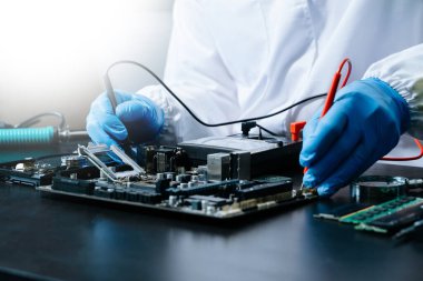 Elektronik teknisyen, elektronik mühendisliği, elektronik onarım, ölçüm ve test, onarım ve bakım kavramları. Sho 'da kontrol ve yükseltme için voltaj ölçer kullanır.