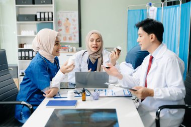 Doktorlar ve hemşireler hastane koğuşunda birlikte çalışıyorlar, profesyonellik ve takım çalışması sergiliyorlar.