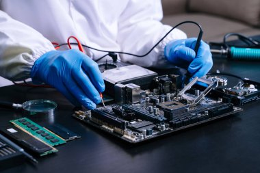 Elektronik teknisyen, elektronik mühendisliği, elektronik onarım, ölçüm ve test, onarım ve bakım kavramları. Sho 'da kontrol ve yükseltme için voltaj ölçer kullanır.