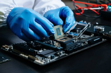 Teknisyen işlemciyi ana bilgisayarın prizine yerleştiriyor. Elektronik mühendislik, elektronik onarım, elektronik ölçüm ve test, onarım